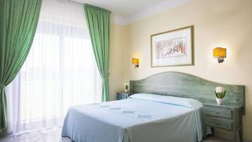 Een minibar, een kluis op de kamer, wifi (toeslag), een wekker