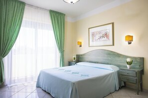 Minibar, safe på rommet, wi-fi (mot et tillegg) og vekkerklokke