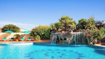 Piscine extérieure, parasols de plage, chaises longues