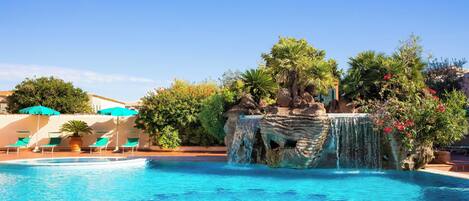 Piscine extérieure, parasols de plage, chaises longues