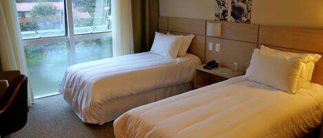 Minibar, caja de seguridad en la habitación y cunas