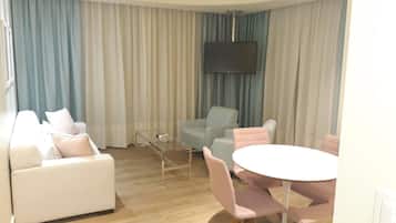 Frigobar, cofres nos quartos, berços