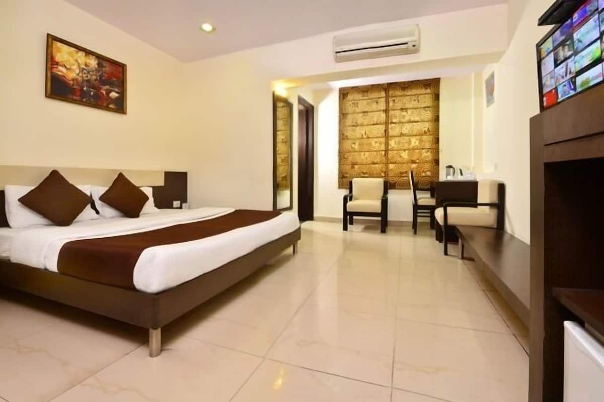 Premium bedding, desk, rollaway beds, WiFi (free)