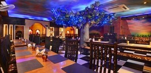 ランチ、ディナー、ブランチに営業