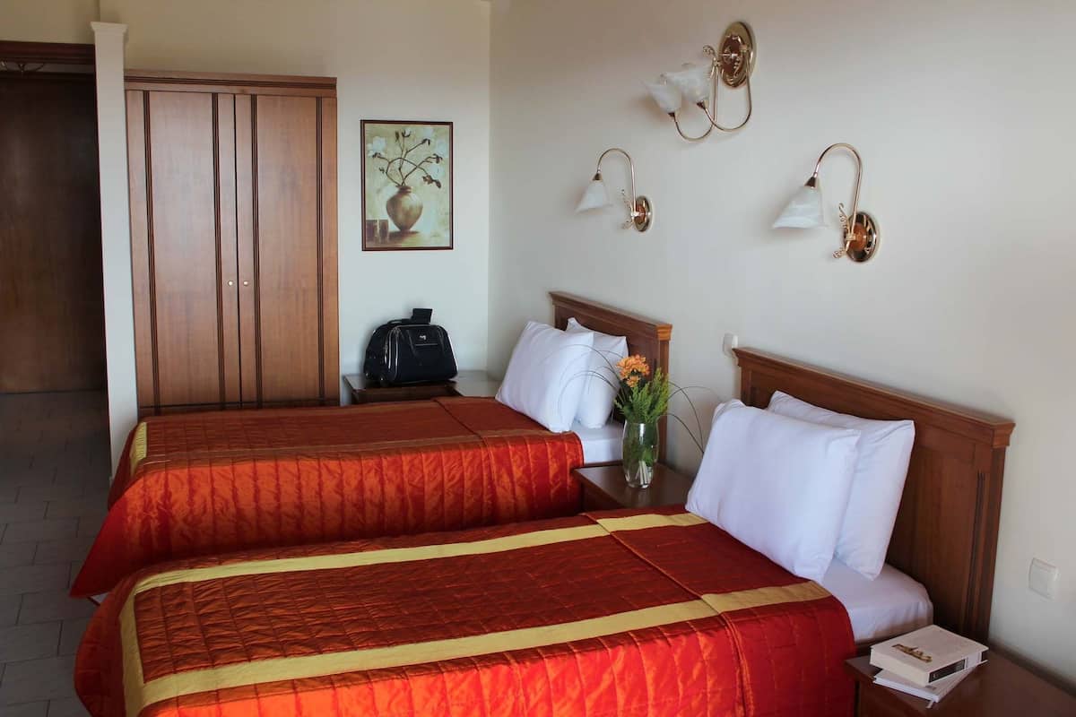 Luxe beddengoed, pillowtop-bedden, een bureau, verduisterende gordijnen