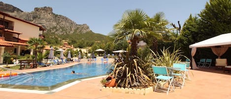 Piscina externa sazonal, espreguiçadeiras