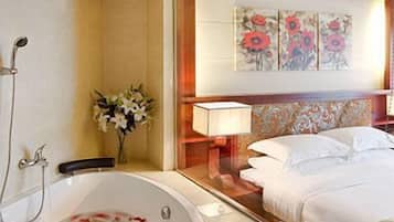 Minibar, caja de seguridad en la habitación y despertador