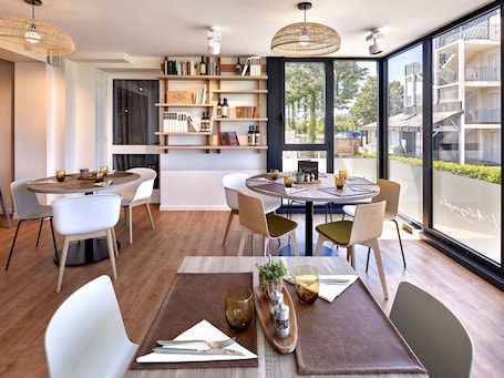 Lunch and dinner served. ibis La Roche sur Yon
