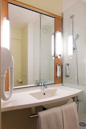 Quarto casal standard, 1 cama de casal | Banheiro | Banheira, produtos de toalete biodegradáveis, secador de cabelo
