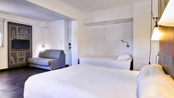 Studio, 2 Double Beds | Desk, soundproofing, WiFi (free)