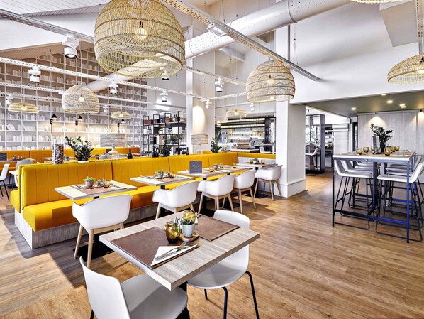 Déjeuner et dîner servis sur place, spécialités Cuisine française