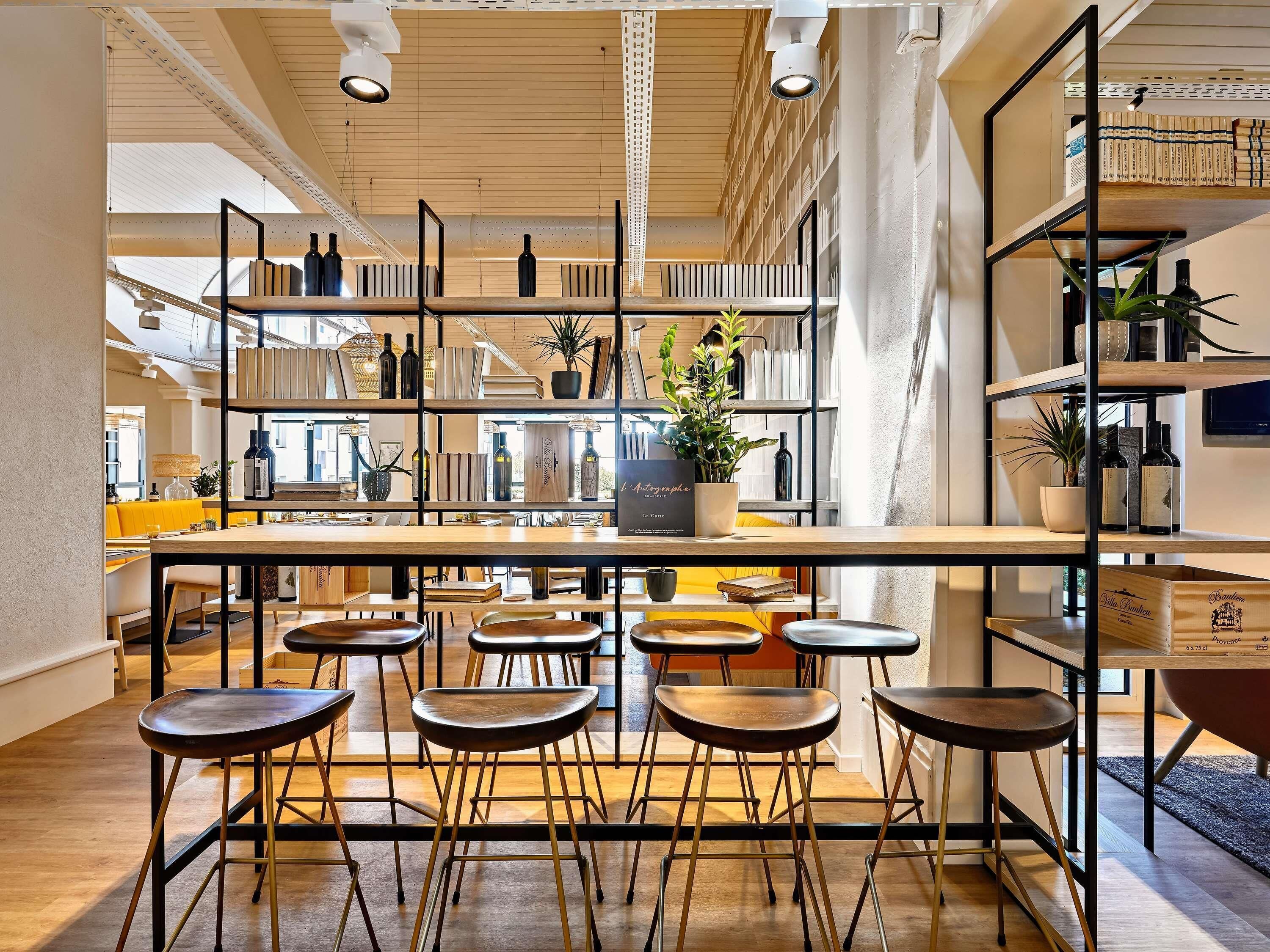 Bar (trong khuôn viên)