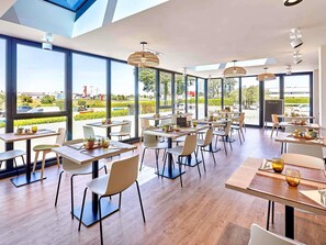 Lunch and dinner served, French cuisine