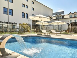 Una piscina al aire libre de temporada