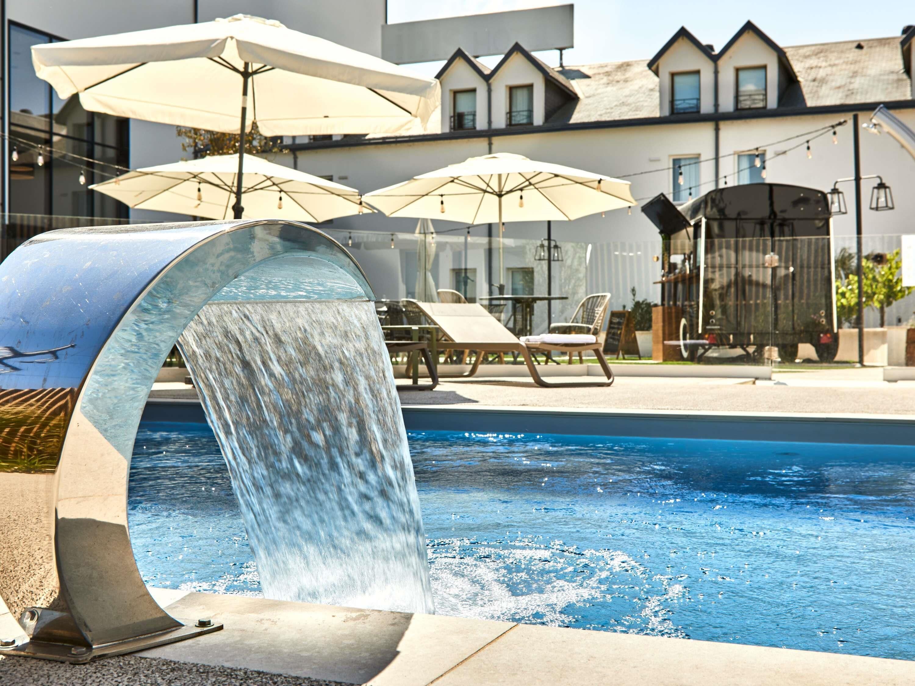 Una piscina al aire libre de temporada