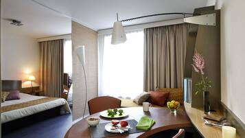 Apartemen, 1 kamar tidur | Brankas, meja kerja, kedap suara, dan setrika/meja setrika