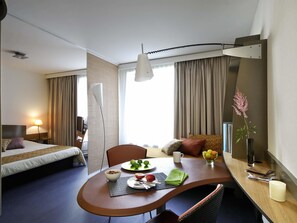 Appartement, 1 slaapkamer | Een kluis op de kamer, een bureau, geluiddichte muren