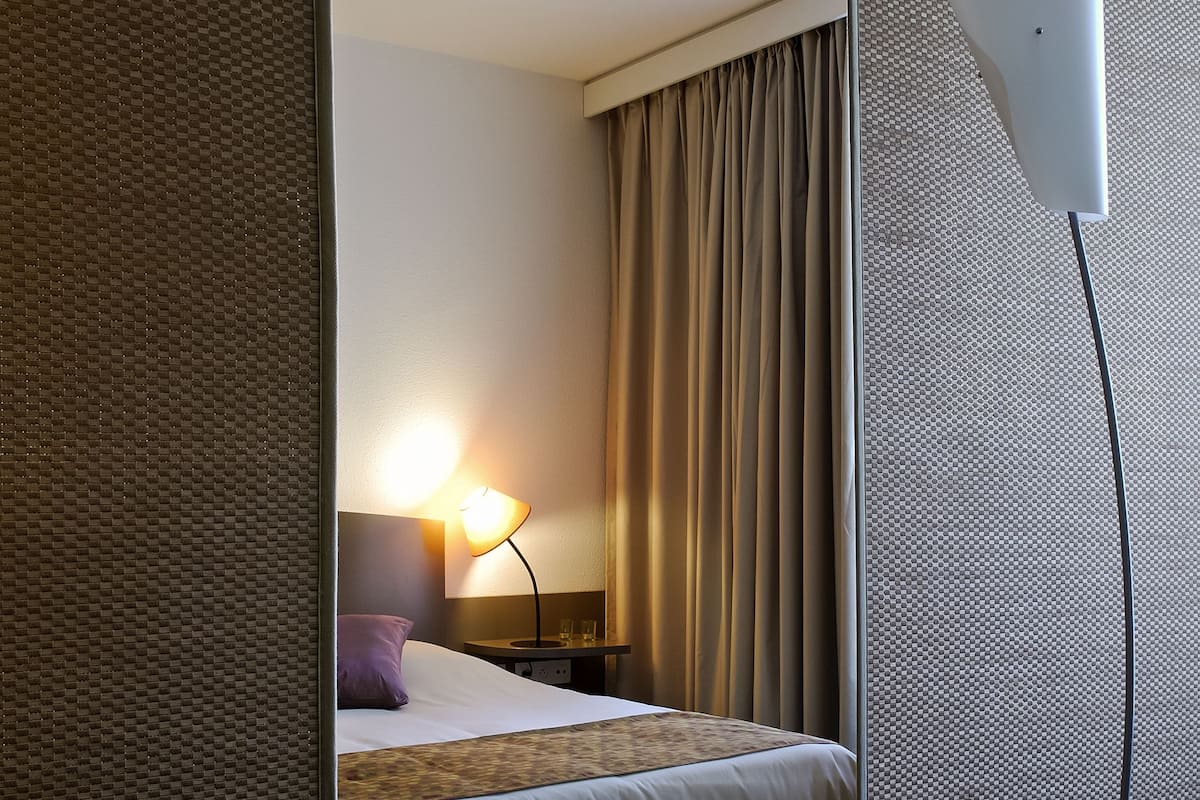 Safe på rommet, skrivebord, lydisolert og strykejern/-brett