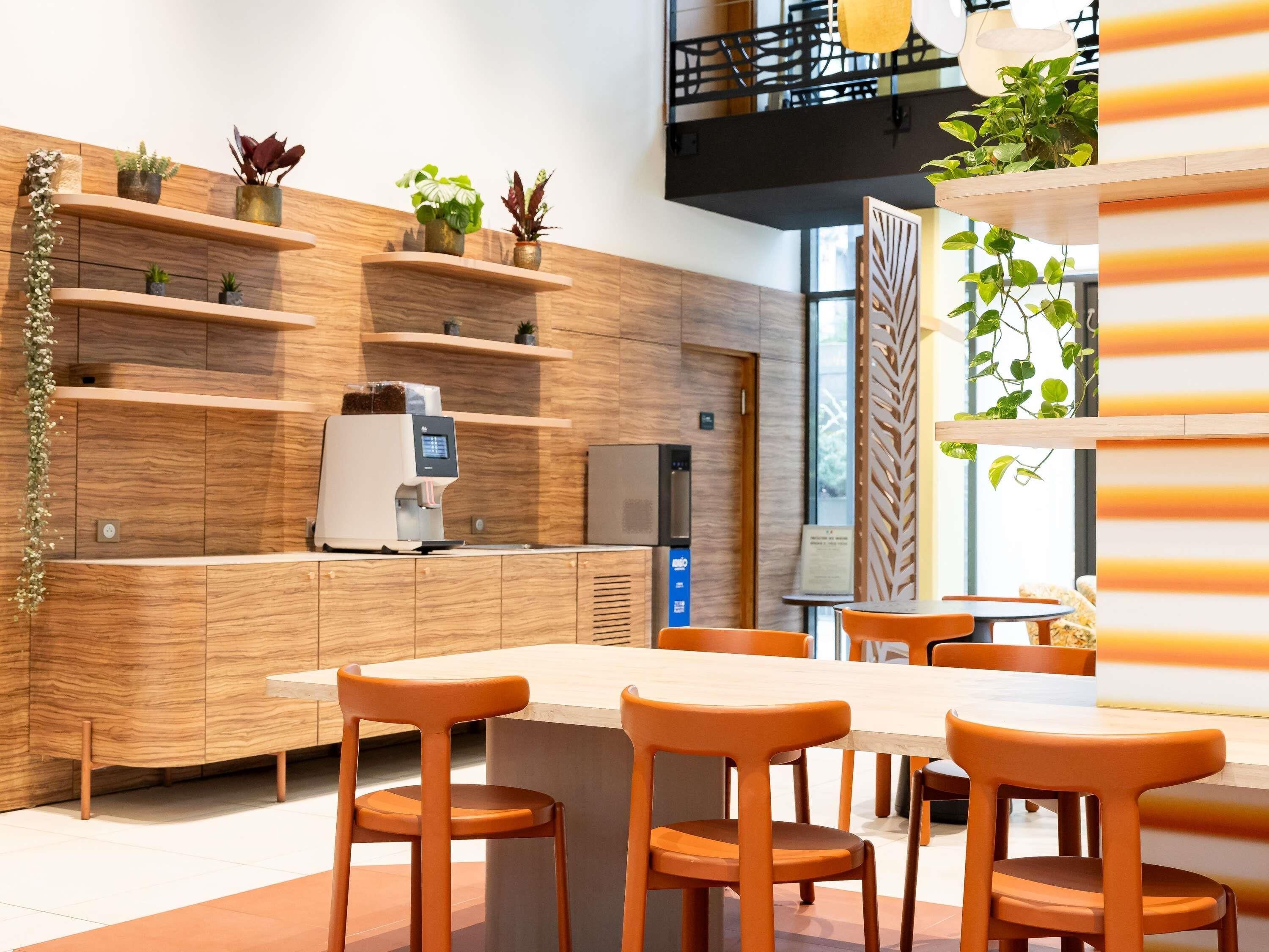 Petit déjeuner buffet (15 EUR par personne)