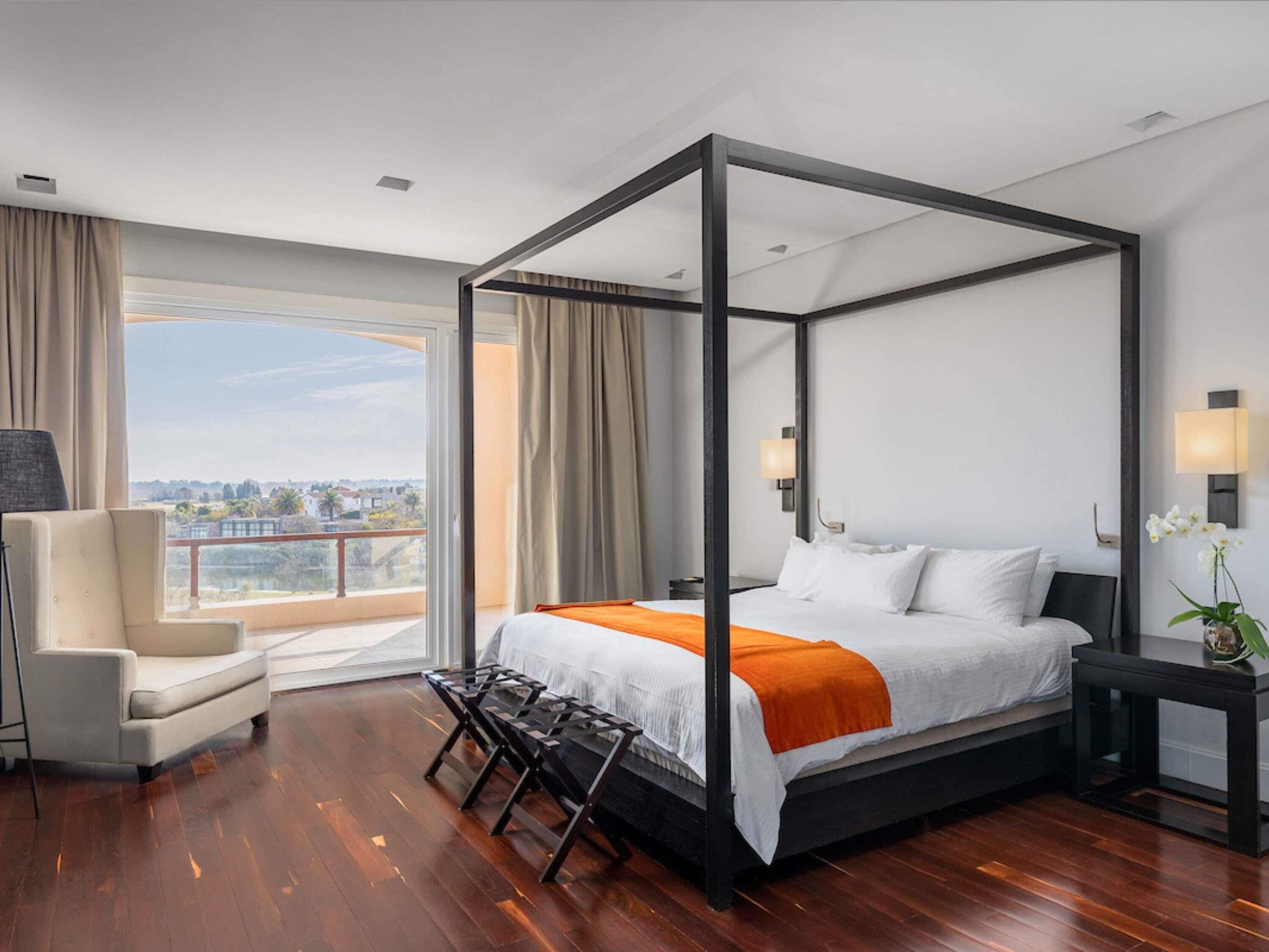 Ropa de cama de alta calidad y minibar 