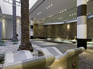 Een sauna, een bubbelbad, een Turks bad/hammam, lichaamsbehandelingen
