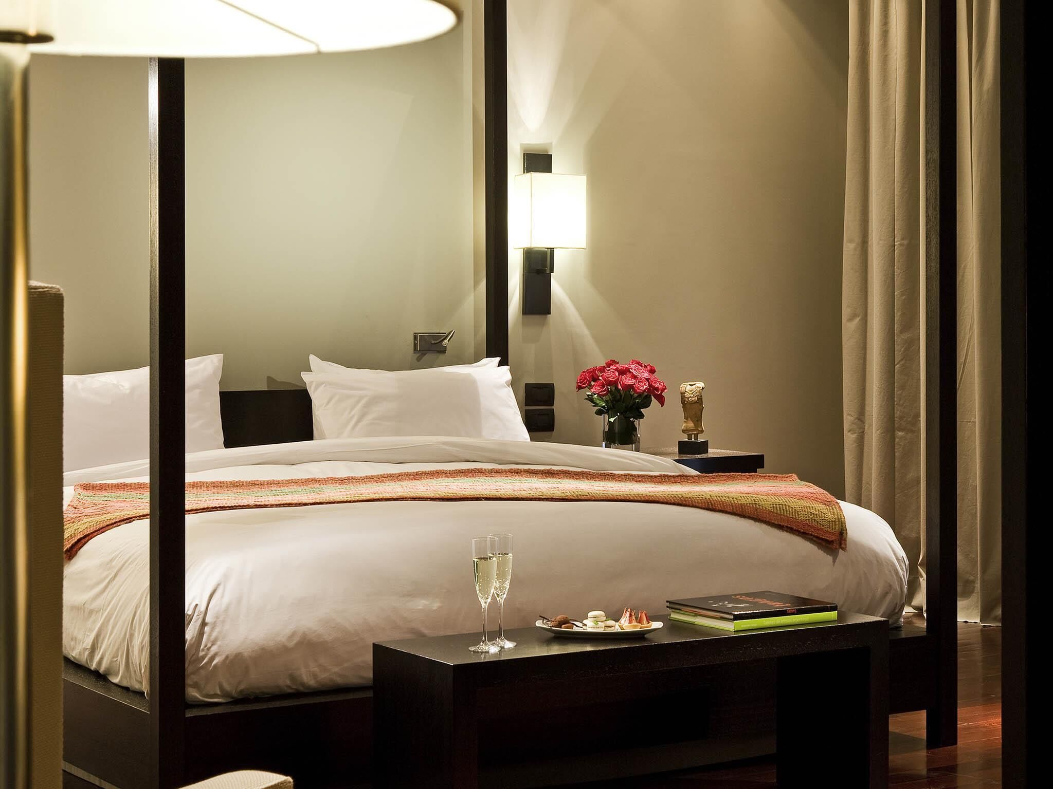 Junior suite, 1 kingsize bed | Luxe beddengoed, een minibar, een kluis op de kamer, een bureau