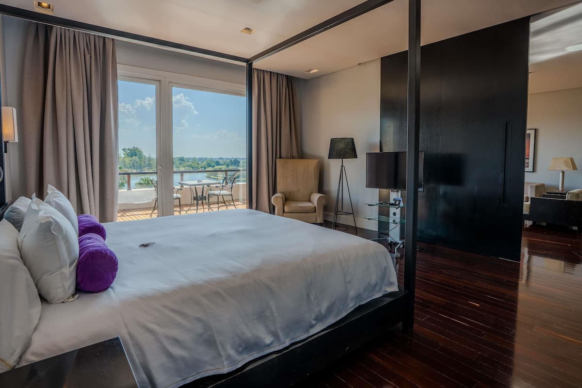 Premium bedding, minibar, in-room safe, desk