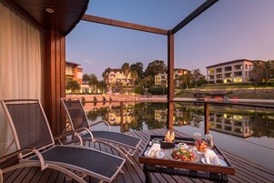 Ropa de cama de alta calidad y minibar 