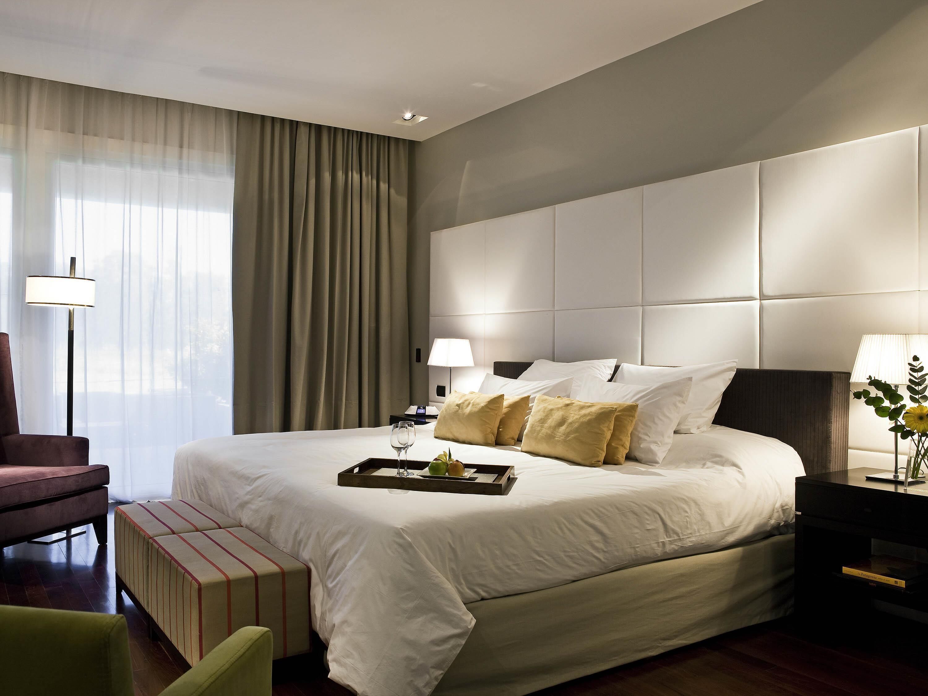 高档床上用品、迷你吧、客房内保险箱、办公桌