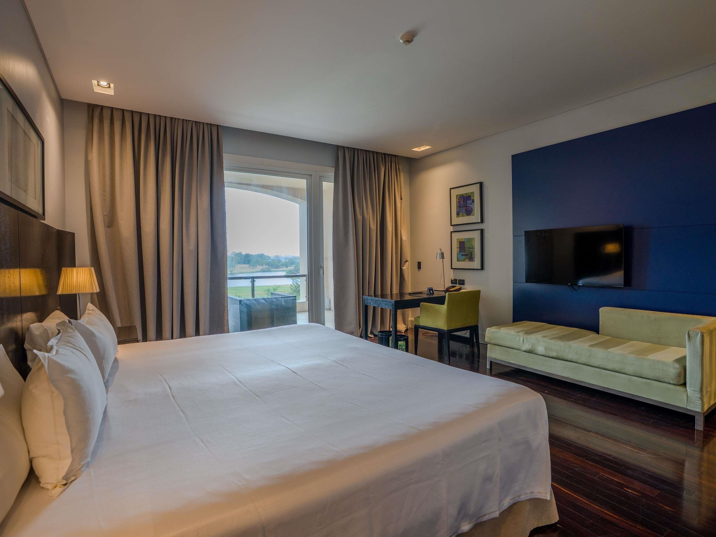 Sengetøy av topp kvalitet, minibar, safe på rommet og skrivebord