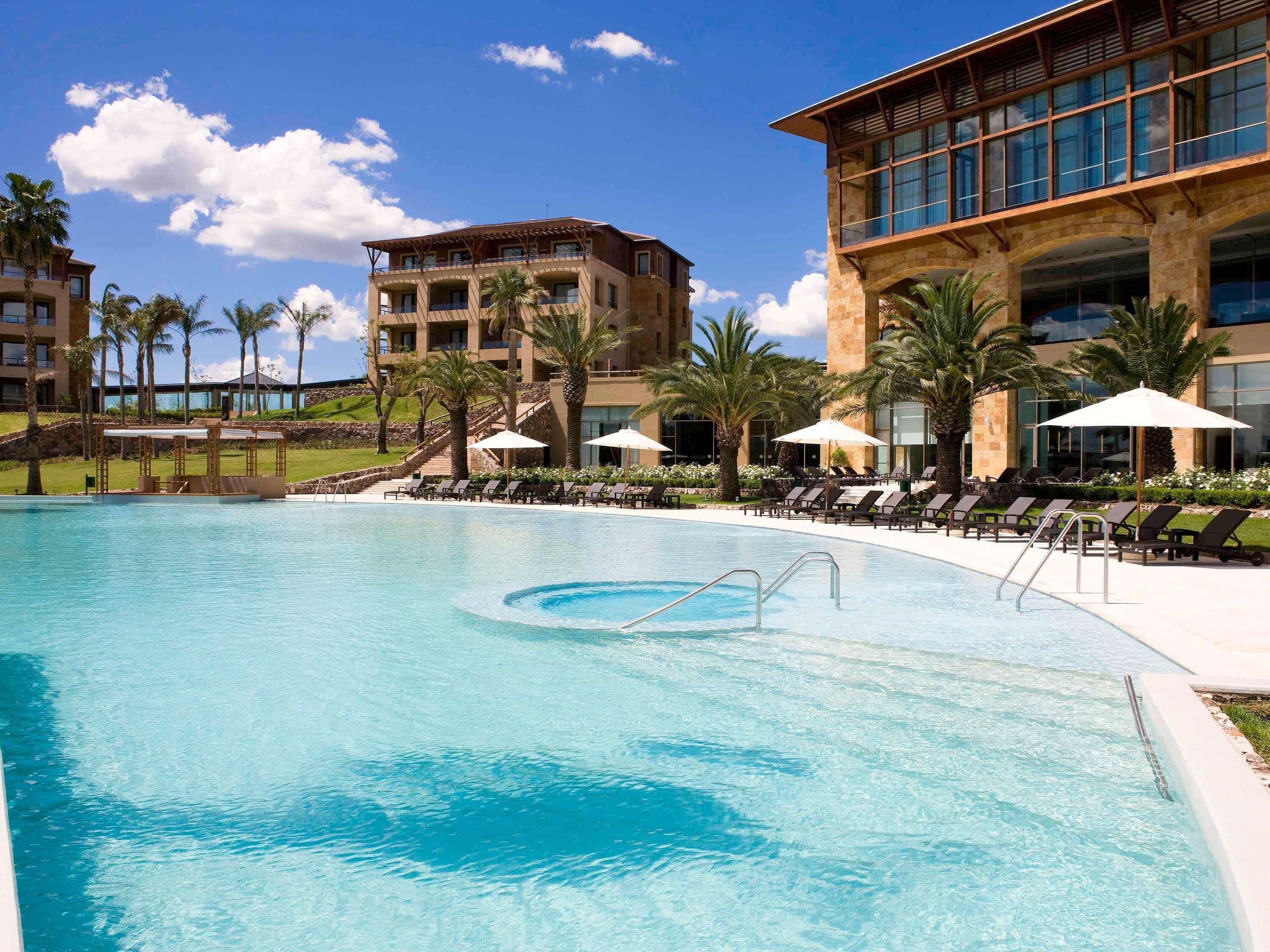 Innenpool, Außenpool, Sonnenschirme, Liegestühle