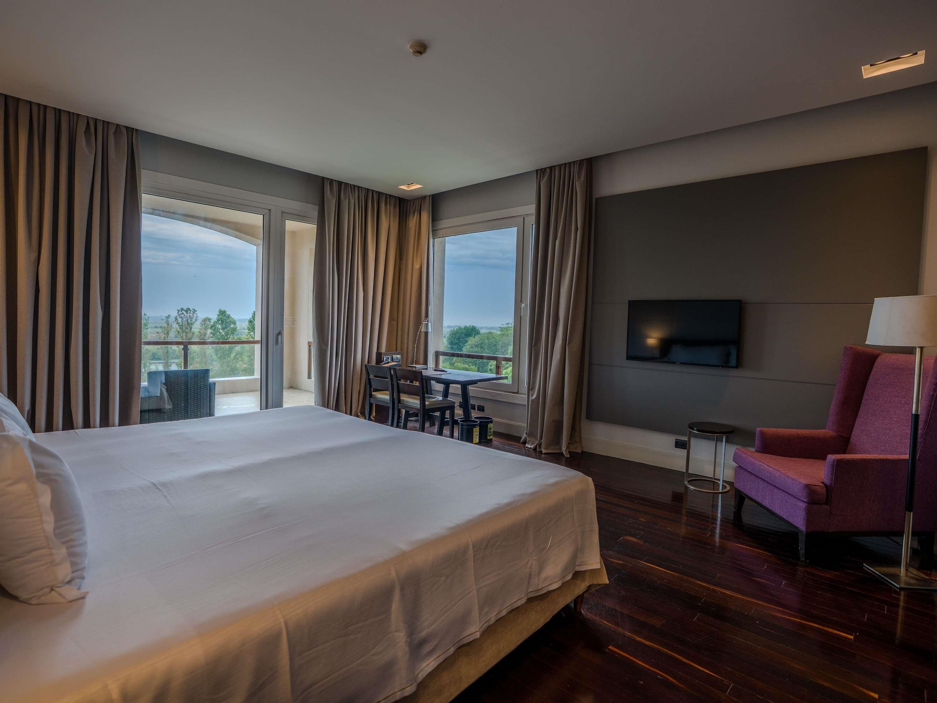 Rom – superior, 1 kingsize-seng | Sengetøy av topp kvalitet, minibar, safe på rommet og skrivebord