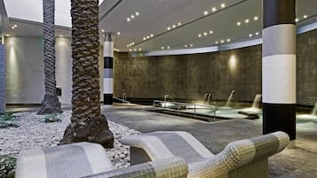 Un sauna, una bañera de hidromasaje, baño turco/hammam