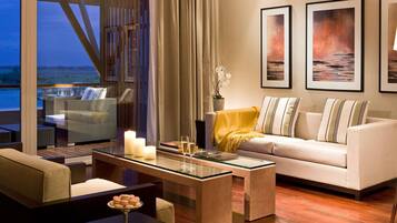 Bộ đồ giường cao cấp, minibar, két bảo mật tại phòng, bàn