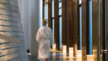 Un sauna, una bañera de hidromasaje, baño turco/hammam