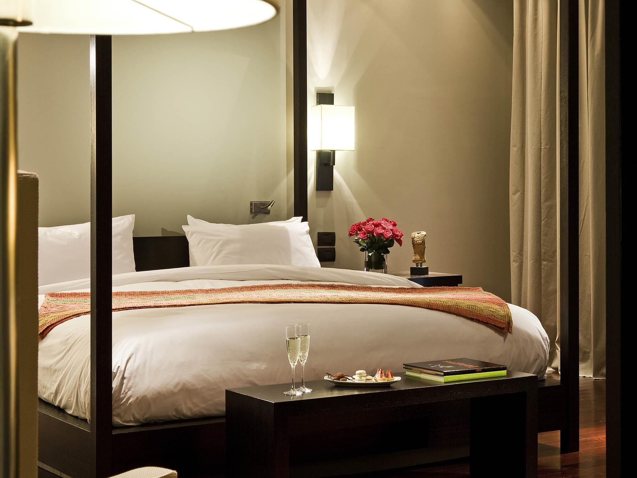 小型套房, 1 张特大床 | 高档床上用品、迷你吧、客房内保险箱、办公桌