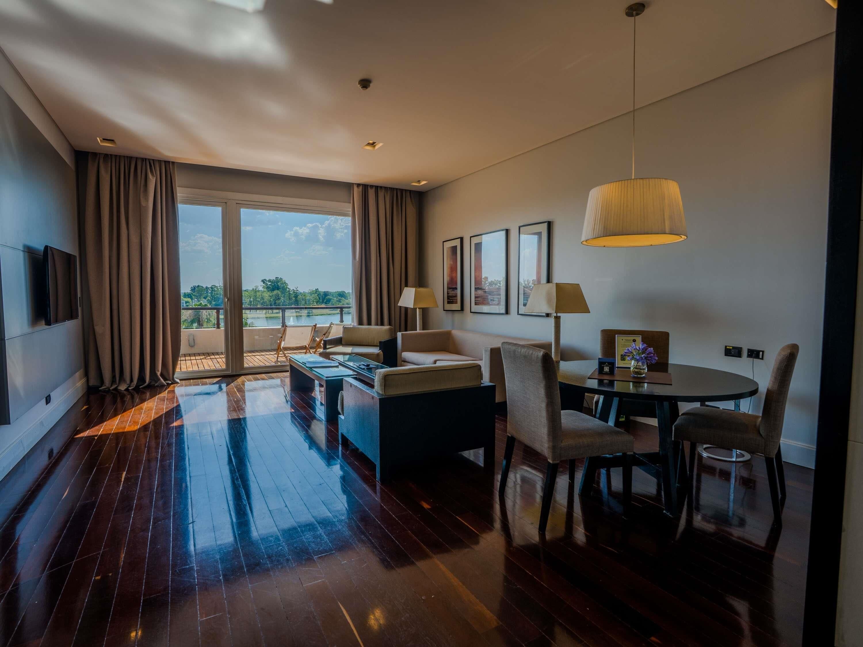 Ropa de cama de alta calidad y minibar 