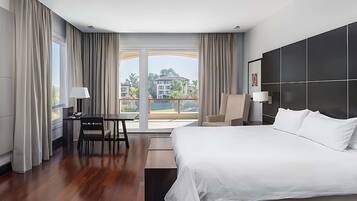 Premium bedding, minibar, in-room safe, desk