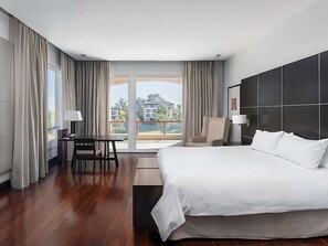 高档床上用品、迷你吧、客房内保险箱、办公桌