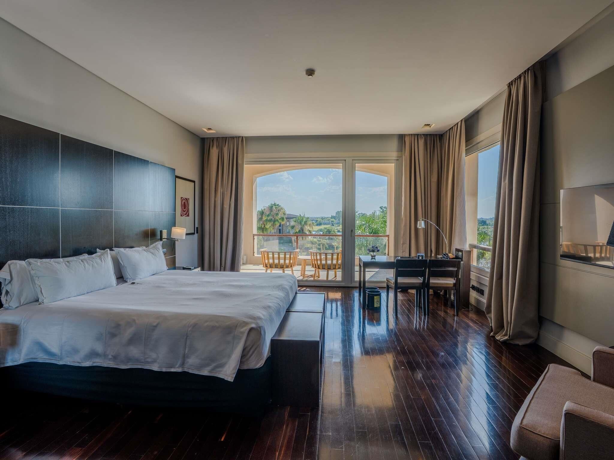 Deluxe Room, 1 King Bed | Premium bedding, minibar, in-room safe, desk