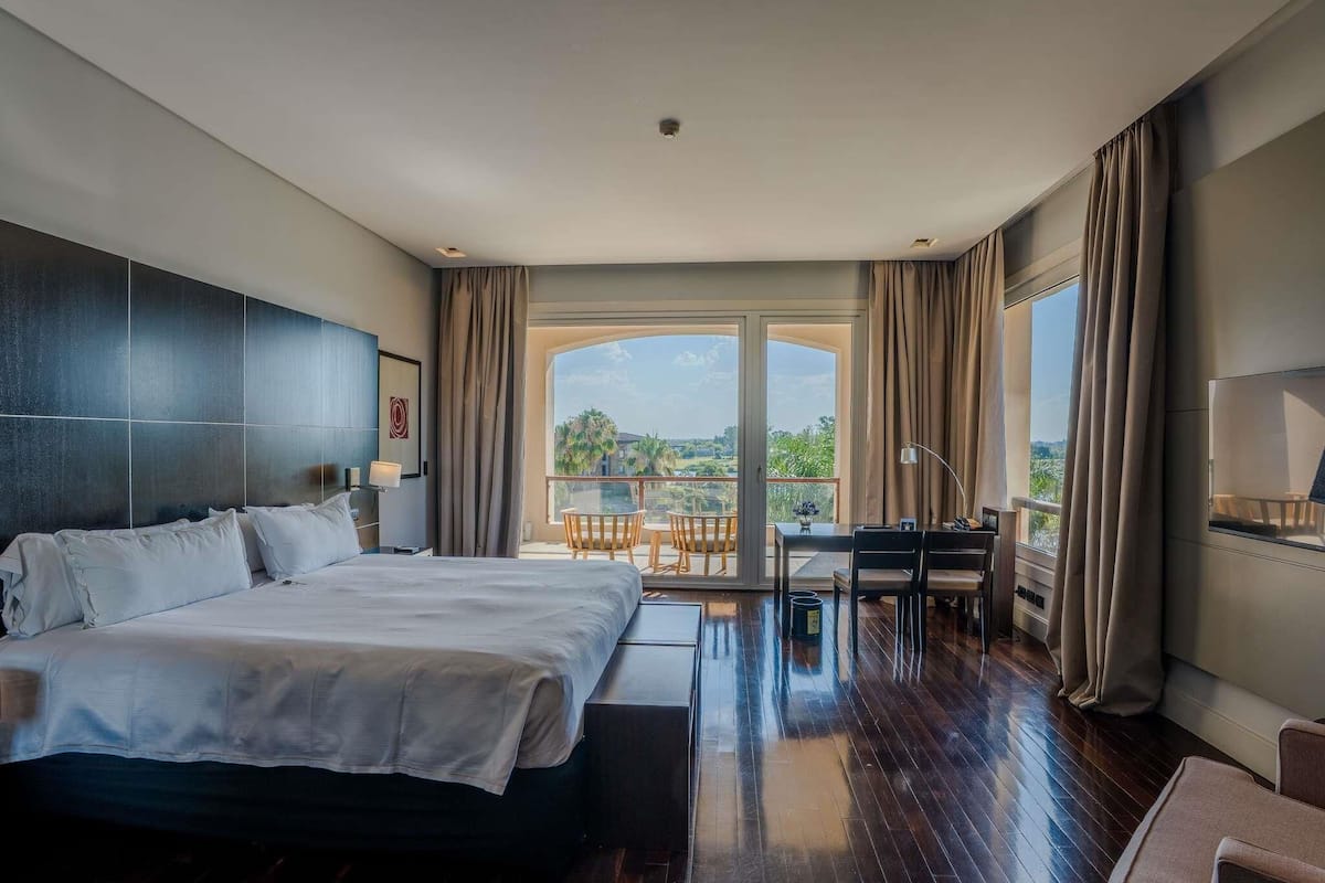 Deluxe Room, 1 King Bed | Premium bedding, minibar, in-room safe, desk