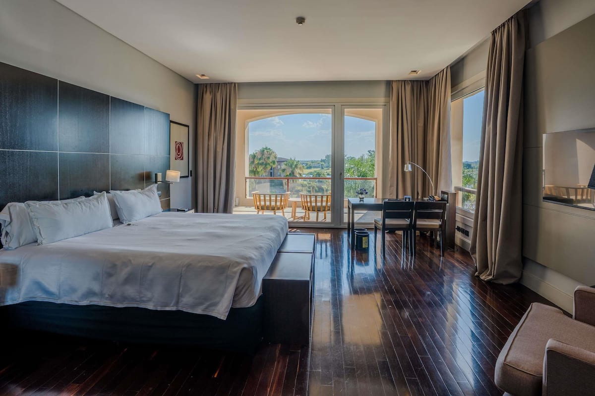 Rom – deluxe, 1 kingsize-seng | Sengetøy av topp kvalitet, minibar, safe på rommet og skrivebord