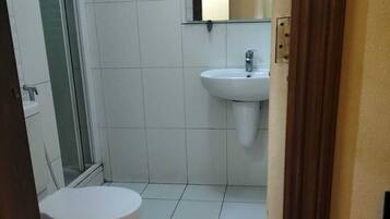 Combined shower/tub, deep soaking tub, free toiletries, bidet