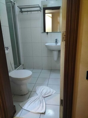 Combined shower/tub, deep soaking tub, free toiletries, towels - King Hotel Cairo (Giza)