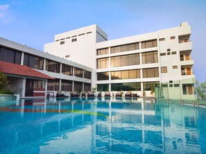 Outdoor pool - Sunway Manor (Puducherry)