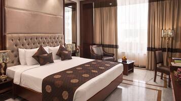 Habitación superior | Minibar, caja de seguridad en la habitación y escritorio