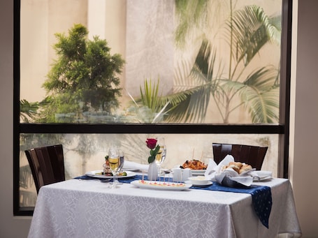 2 restaurants, breakfast, lunch, dinner served; international cuisine