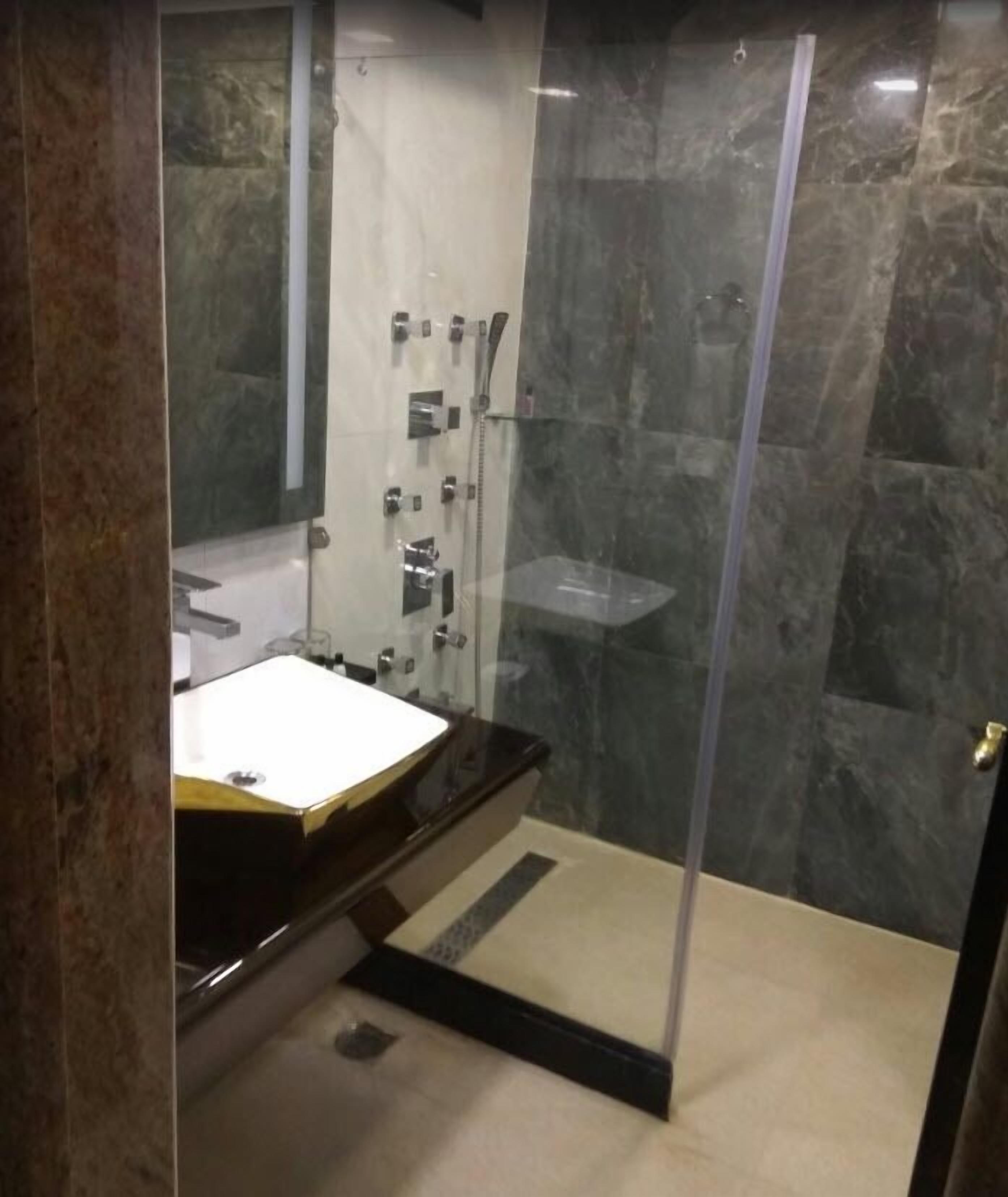 shower, free toiletries, bathrobes, towels