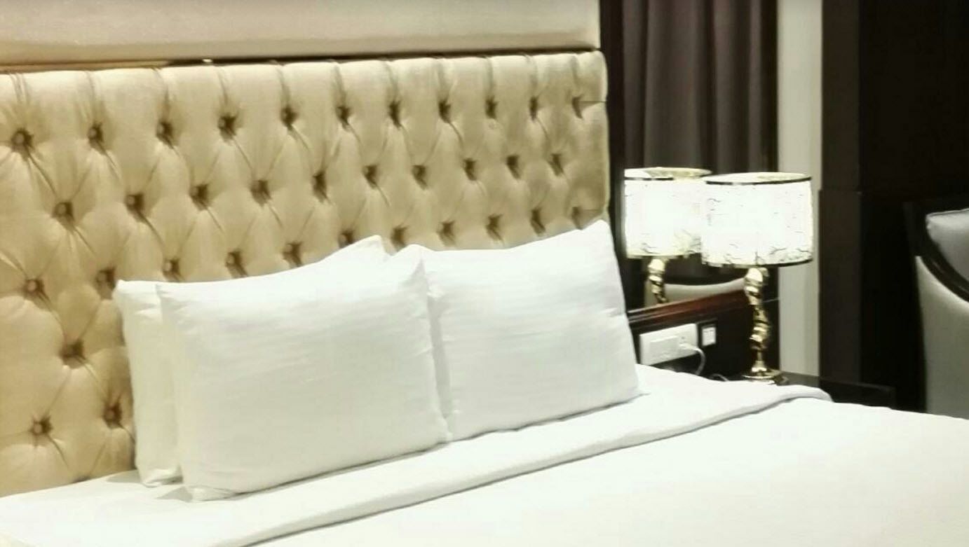 executive room | minibar, in-room safe, desk, iron/ironing board