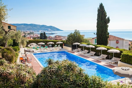 Seasonal outdoor pool, pool umbrellas, sun loungers